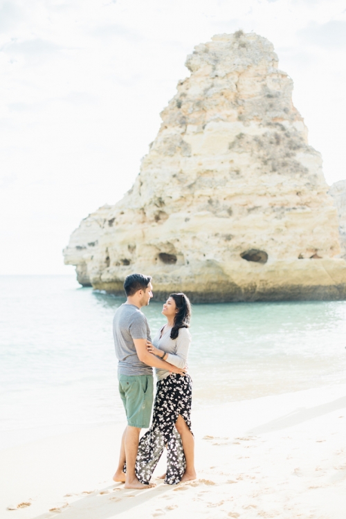 Fine Art Algarve Portugal photographer fotograaf fotografo wedding bruiloft trouwen casamento strand praia loveshoot engagement shoot engagementshoot praia da Marinha Carvoeiro Faro Lisboa Lisbon Lissabon Porto Nederlandse fotograaf in Portugal spreekt portugees romantisch romantic light airy photos fotoshoot