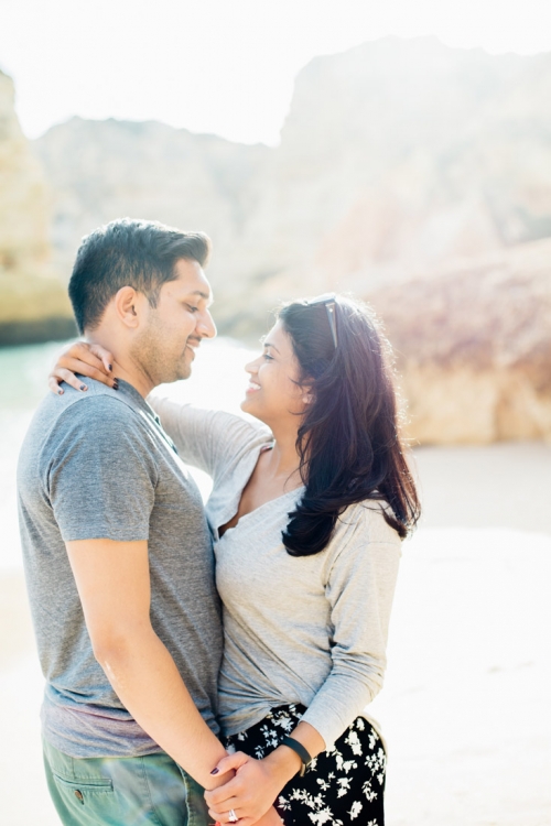 Fine Art Algarve Portugal photographer fotograaf fotografo wedding bruiloft trouwen casamento strand praia loveshoot engagement shoot engagementshoot praia da Marinha Carvoeiro Faro Lisboa Lisbon Lissabon Porto Nederlandse fotograaf in Portugal spreekt portugees romantisch romantic light airy photos fotoshoot