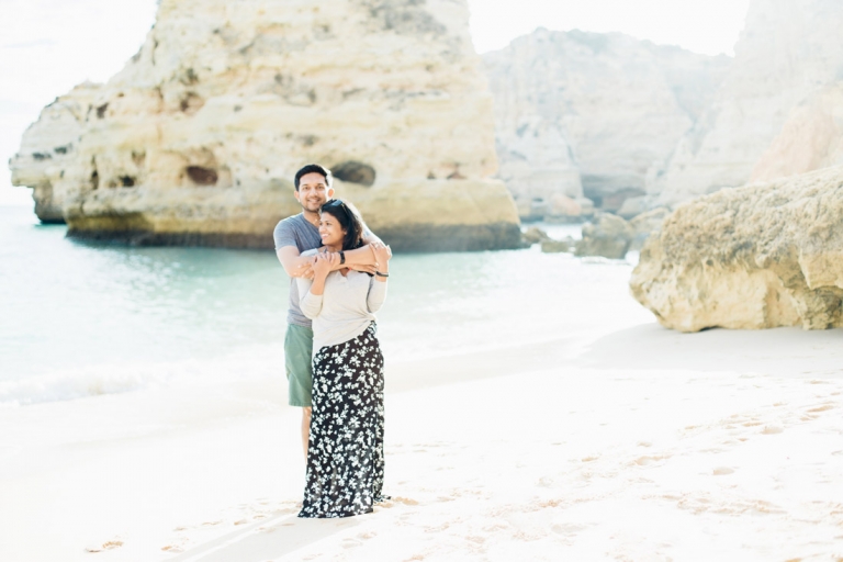 Fine Art Algarve Portugal photographer fotograaf fotografo wedding bruiloft trouwen casamento strand praia loveshoot engagement shoot engagementshoot praia da Marinha Carvoeiro Faro Lisboa Lisbon Lissabon Porto Nederlandse fotograaf in Portugal spreekt portugees romantisch romantic light airy photos fotoshoot