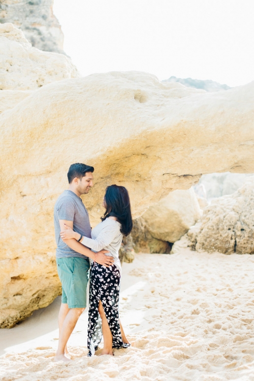 Fine Art Algarve Portugal photographer fotograaf fotografo wedding bruiloft trouwen casamento strand praia loveshoot engagement shoot engagementshoot praia da Marinha Carvoeiro Faro Lisboa Lisbon Lissabon Porto Nederlandse fotograaf in Portugal spreekt portugees romantisch romantic light airy photos fotoshoot