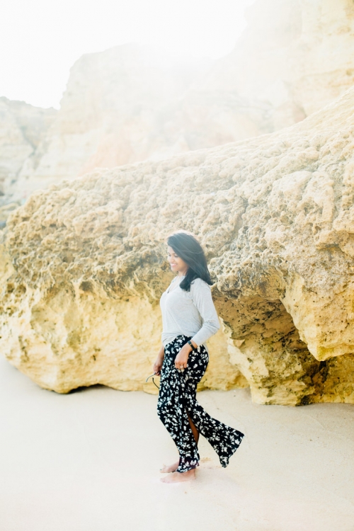 Fine Art Algarve Portugal photographer fotograaf fotografo wedding bruiloft trouwen casamento strand praia loveshoot engagement shoot engagementshoot praia da Marinha Carvoeiro Faro Lisboa Lisbon Lissabon Porto Nederlandse fotograaf in Portugal spreekt portugees romantisch romantic light airy photos fotoshoot