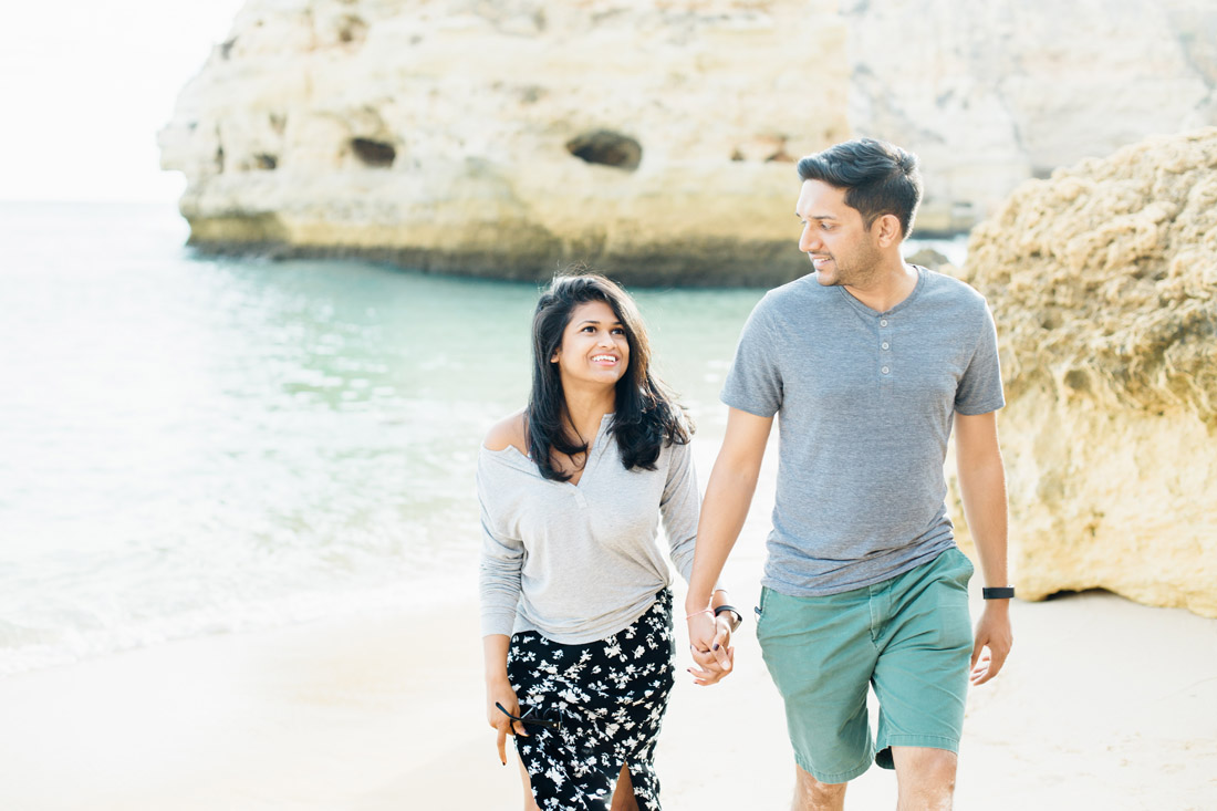 Fine Art Algarve Portugal photographer fotograaf fotografo wedding bruiloft trouwen casamento strand praia loveshoot engagement shoot engagementshoot praia da Marinha Carvoeiro Faro Lisboa Lisbon Lissabon Porto Nederlandse fotograaf in Portugal spreekt portugees romantisch romantic light airy photos fotoshoot