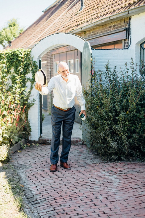 Fine Art Fotograaf Buiten Bruiloft boomgaard Olmenhorst Lisserbroek buitenbruiloft Amsterdam trouwen Noord Holland Zuid Holland Utrecht Brabant Lisse romantisch pastel pasteltinten lange tafels diner dineren in het gras styling outdoor wedding orchard 
