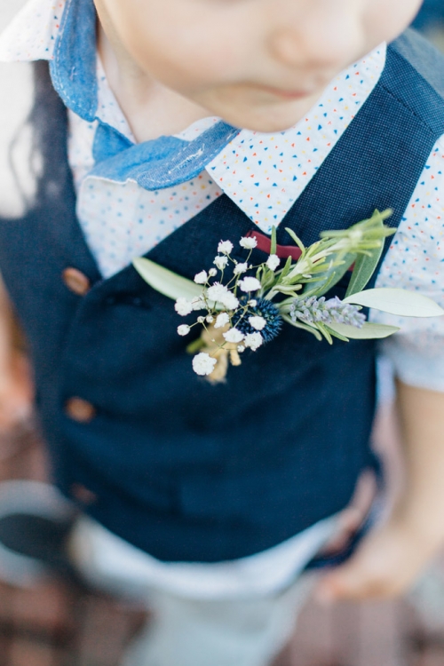 Fine Art Fotograaf Buiten Bruiloft boomgaard Olmenhorst Lisserbroek buitenbruiloft Amsterdam trouwen Noord Holland Zuid Holland Utrecht Brabant Lisse romantisch pastel pasteltinten lange tafels diner dineren in het gras styling outdoor wedding orchard 
