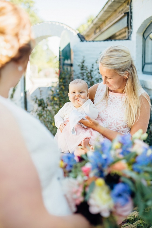 Fine Art Fotograaf Buiten Bruiloft boomgaard Olmenhorst Lisserbroek buitenbruiloft Amsterdam trouwen Noord Holland Zuid Holland Utrecht Brabant Lisse romantisch pastel pasteltinten lange tafels diner dineren in het gras styling outdoor wedding orchard 