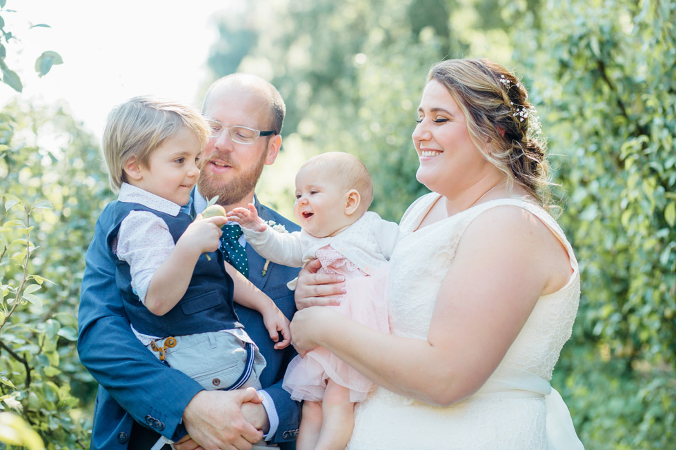 Fine Art Fotograaf Buiten Bruiloft boomgaard Olmenhorst Lisserbroek buitenbruiloft Amsterdam trouwen Noord Holland Zuid Holland Utrecht Brabant Lisse romantisch pastel pasteltinten lange tafels diner dineren in het gras styling outdoor wedding orchard 