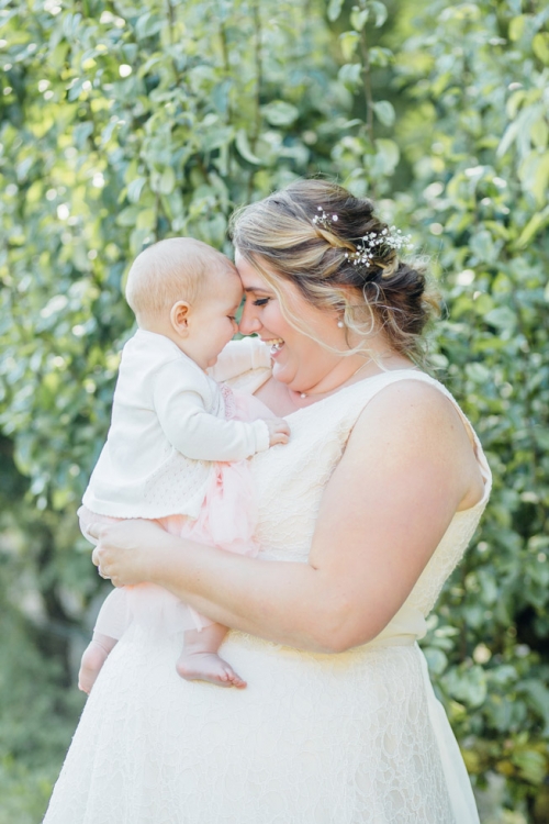 Fine Art Fotograaf Buiten Bruiloft boomgaard Olmenhorst Lisserbroek buitenbruiloft Amsterdam trouwen Noord Holland Zuid Holland Utrecht Brabant Lisse romantisch pastel pasteltinten lange tafels diner dineren in het gras styling outdoor wedding orchard 