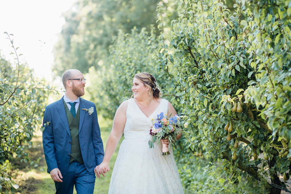 Fine Art Fotograaf Buiten Bruiloft boomgaard Olmenhorst Lisserbroek buitenbruiloft Amsterdam trouwen Noord Holland Zuid Holland Utrecht Brabant Lisse romantisch pastel pasteltinten lange tafels diner dineren in het gras styling outdoor wedding orchard 