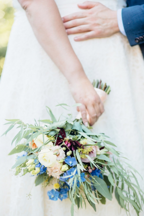 Fine Art Fotograaf Buiten Bruiloft boomgaard Olmenhorst Lisserbroek buitenbruiloft Amsterdam trouwen Noord Holland Zuid Holland Utrecht Brabant Lisse romantisch pastel pasteltinten lange tafels diner dineren in het gras styling outdoor wedding orchard 