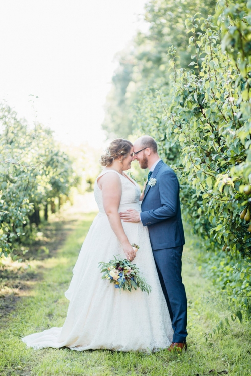 Fine Art Fotograaf Buiten Bruiloft boomgaard Olmenhorst Lisserbroek buitenbruiloft Amsterdam trouwen Noord Holland Zuid Holland Utrecht Brabant Lisse romantisch pastel pasteltinten lange tafels diner dineren in het gras styling outdoor wedding orchard 