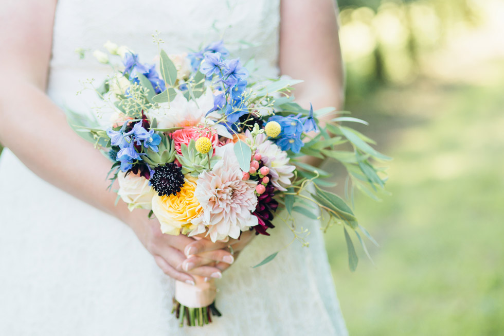 Fine Art Fotograaf Buiten Bruiloft boomgaard Olmenhorst Lisserbroek buitenbruiloft Amsterdam trouwen Noord Holland Zuid Holland Utrecht Brabant Lisse romantisch pastel pasteltinten lange tafels diner dineren in het gras styling outdoor wedding orchard 