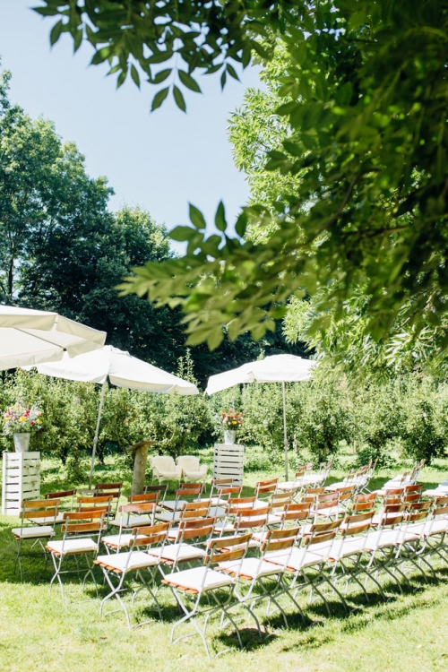 Fine Art Fotograaf Buiten Bruiloft boomgaard Olmenhorst Lisserbroek buitenbruiloft Amsterdam trouwen Noord Holland Zuid Holland Utrecht Brabant Lisse romantisch pastel pasteltinten lange tafels diner dineren in het gras styling outdoor wedding orchard 