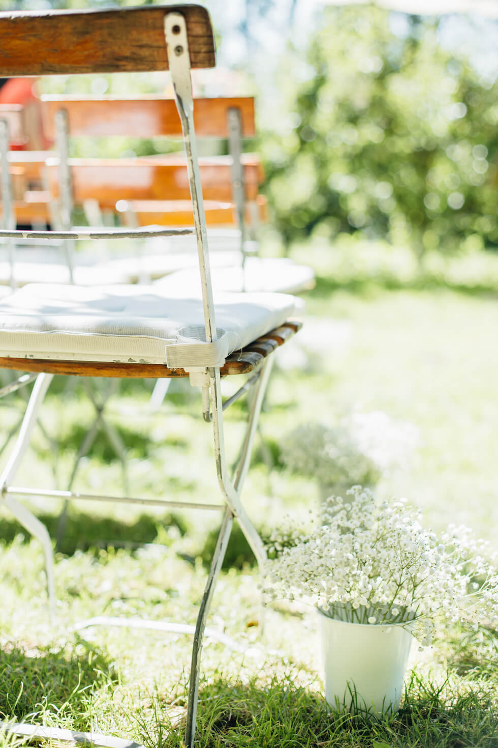 Fine Art Fotograaf Buiten Bruiloft boomgaard Olmenhorst Lisserbroek buitenbruiloft Amsterdam trouwen Noord Holland Zuid Holland Utrecht Brabant Lisse romantisch pastel pasteltinten lange tafels diner dineren in het gras styling outdoor wedding orchard 