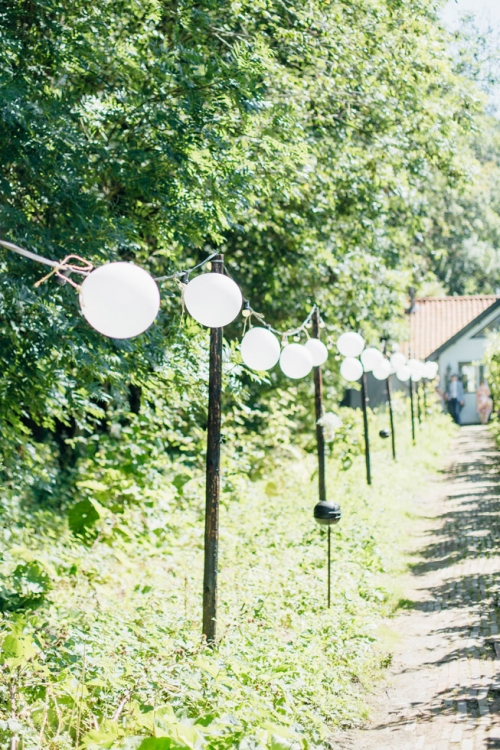 Fine Art Fotograaf Buiten Bruiloft boomgaard Olmenhorst Lisserbroek buitenbruiloft Amsterdam trouwen Noord Holland Zuid Holland Utrecht Brabant Lisse romantisch pastel pasteltinten lange tafels diner dineren in het gras styling outdoor wedding orchard 