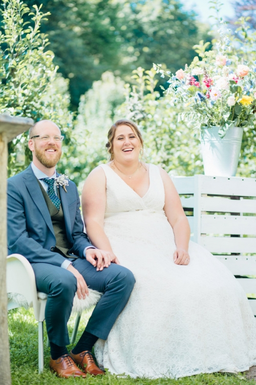 Fine Art Fotograaf Buiten Bruiloft boomgaard Olmenhorst Lisserbroek buitenbruiloft Amsterdam trouwen Noord Holland Zuid Holland Utrecht Brabant Lisse romantisch pastel pasteltinten lange tafels diner dineren in het gras styling outdoor wedding orchard 