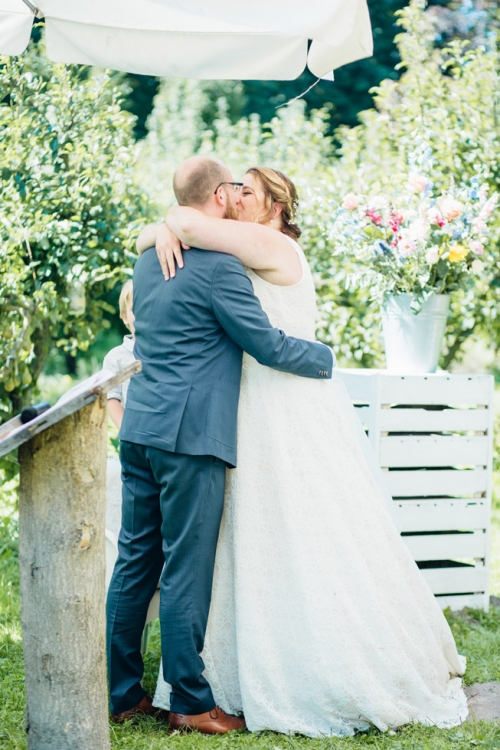 Fine Art Fotograaf Buiten Bruiloft boomgaard Olmenhorst Lisserbroek buitenbruiloft Amsterdam trouwen Noord Holland Zuid Holland Utrecht Brabant Lisse romantisch pastel pasteltinten lange tafels diner dineren in het gras styling outdoor wedding orchard 