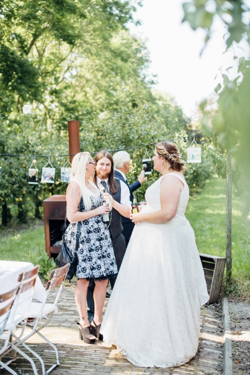 Fine Art Fotograaf Buiten Bruiloft boomgaard Olmenhorst Lisserbroek buitenbruiloft Amsterdam trouwen Noord Holland Zuid Holland Utrecht Brabant Lisse romantisch pastel pasteltinten lange tafels diner dineren in het gras styling outdoor wedding orchard 
