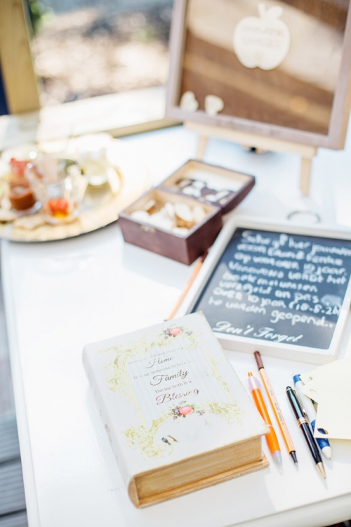 Fine Art Fotograaf Buiten Bruiloft boomgaard Olmenhorst Lisserbroek buitenbruiloft Amsterdam trouwen Noord Holland Zuid Holland Utrecht Brabant Lisse romantisch pastel pasteltinten lange tafels diner dineren in het gras styling outdoor wedding orchard k