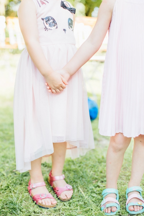 Fine Art Fotograaf Buiten Bruiloft boomgaard Olmenhorst Lisserbroek buitenbruiloft Amsterdam trouwen Noord Holland Zuid Holland Utrecht Brabant Lisse romantisch pastel pasteltinten lange tafels diner dineren in het gras styling outdoor wedding orchard 