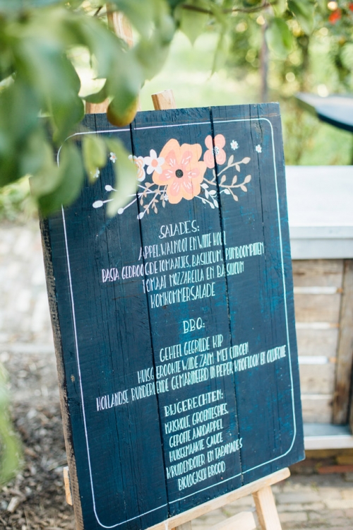 Fine Art Fotograaf Buiten Bruiloft boomgaard Olmenhorst Lisserbroek buitenbruiloft Amsterdam trouwen Noord Holland Zuid Holland Utrecht Brabant Lisse romantisch pastel pasteltinten lange tafels diner dineren in het gras styling outdoor wedding orchard 