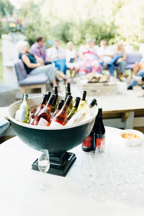 Fine Art Fotograaf Buiten Bruiloft boomgaard Olmenhorst Lisserbroek buitenbruiloft Amsterdam trouwen Noord Holland Zuid Holland Utrecht Brabant Lisse romantisch pastel pasteltinten lange tafels diner dineren in het gras styling outdoor wedding orchard 