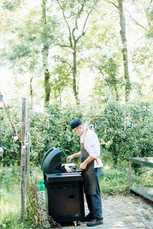 Fine Art Fotograaf Buiten Bruiloft boomgaard Olmenhorst Lisserbroek buitenbruiloft Amsterdam trouwen Noord Holland Zuid Holland Utrecht Brabant Lisse romantisch pastel pasteltinten lange tafels diner dineren in het gras styling outdoor wedding orchard 