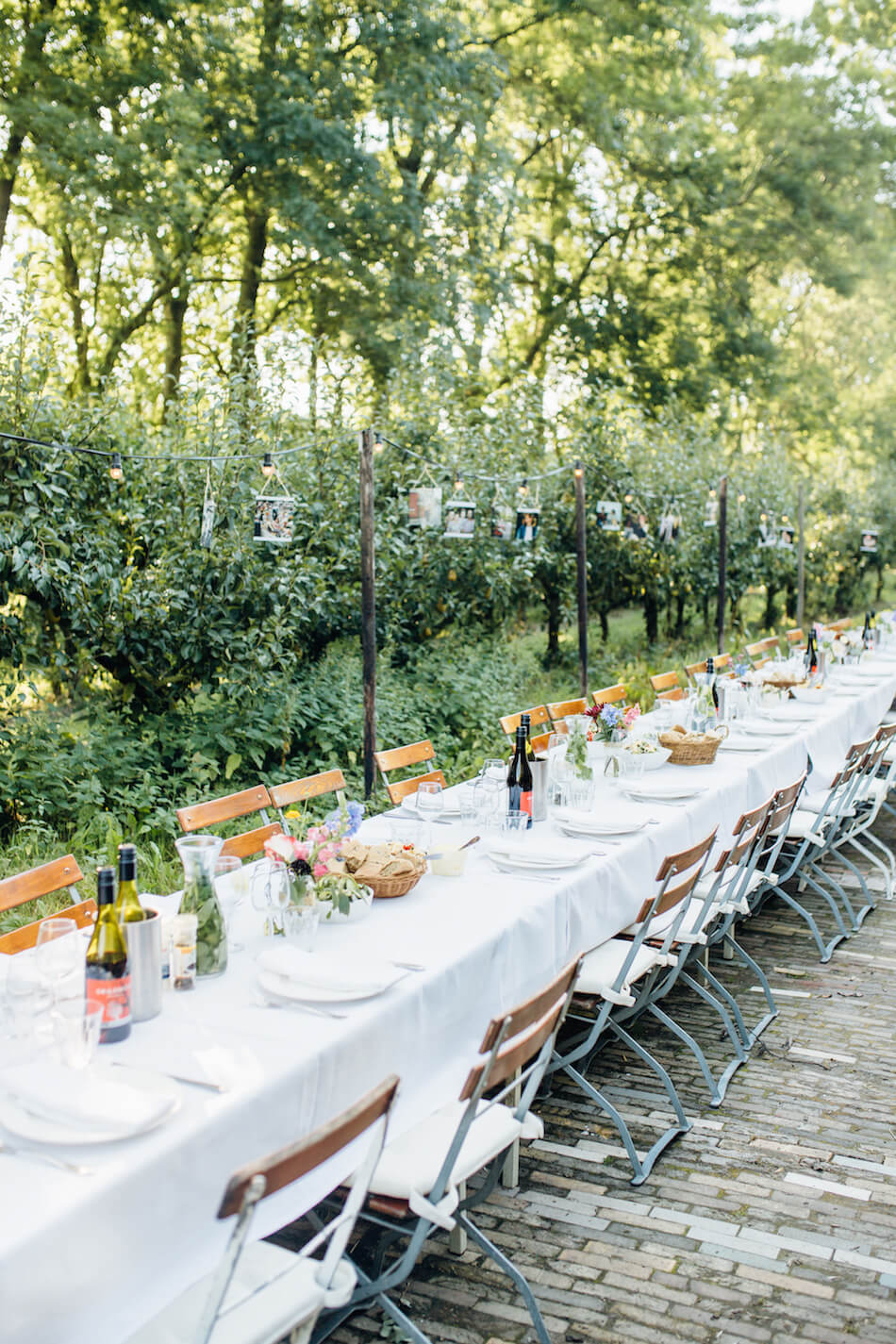 Fine Art Fotograaf Buiten Bruiloft boomgaard Olmenhorst Lisserbroek buitenbruiloft Amsterdam trouwen Noord Holland Zuid Holland Utrecht Brabant Lisse romantisch pastel pasteltinten lange tafels diner dineren in het gras styling outdoor wedding orchard 