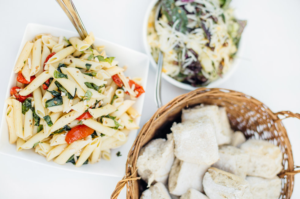 Fine Art Fotograaf Buiten Bruiloft boomgaard Olmenhorst Lisserbroek buitenbruiloft Amsterdam trouwen Noord Holland Zuid Holland Utrecht Brabant Lisse romantisch pastel pasteltinten lange tafels diner dineren in het gras styling outdoor wedding orchard 