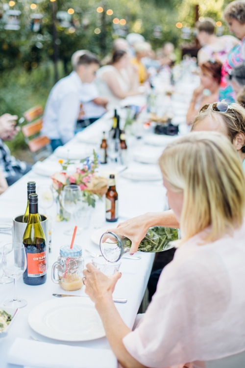 Fine Art Fotograaf Buiten Bruiloft boomgaard Olmenhorst Lisserbroek buitenbruiloft Amsterdam trouwen Noord Holland Zuid Holland Utrecht Brabant Lisse romantisch pastel pasteltinten lange tafels diner dineren in het gras styling outdoor wedding orchard 