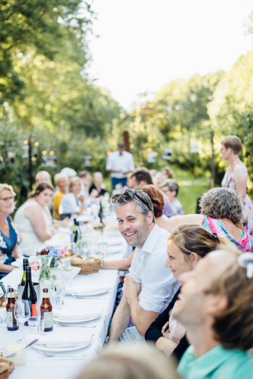 Fine Art Fotograaf Buiten Bruiloft boomgaard Olmenhorst Lisserbroek buitenbruiloft Amsterdam trouwen Noord Holland Zuid Holland Utrecht Brabant Lisse romantisch pastel pasteltinten lange tafels diner dineren in het gras styling outdoor wedding orchard 