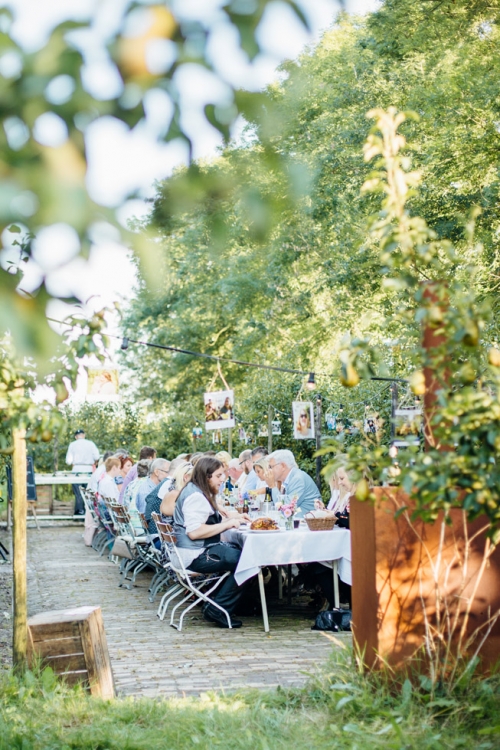 Fine Art Fotograaf Buiten Bruiloft boomgaard Olmenhorst Lisserbroek buitenbruiloft Amsterdam trouwen Noord Holland Zuid Holland Utrecht Brabant Lisse romantisch pastel pasteltinten lange tafels diner dineren in het gras styling outdoor wedding orchard 