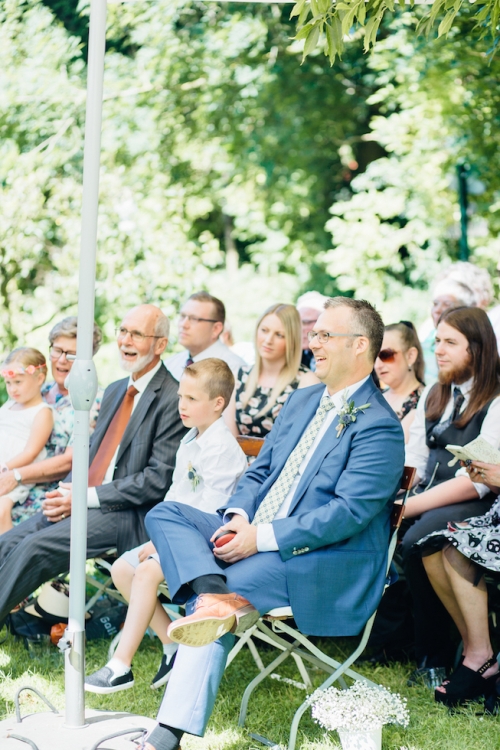 Fine Art Fotograaf Buiten Bruiloft boomgaard Olmenhorst Lisserbroek buitenbruiloft Amsterdam trouwen Noord Holland Zuid Holland Utrecht Brabant Lisse romantisch pastel pasteltinten lange tafels diner dineren in het gras styling outdoor wedding orchard 