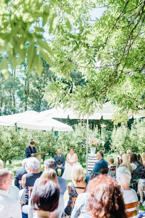 Fine Art Fotograaf Buiten Bruiloft boomgaard Olmenhorst Lisserbroek buitenbruiloft Amsterdam trouwen Noord Holland Zuid Holland Utrecht Brabant Lisse romantisch pastel pasteltinten lange tafels diner dineren in het gras styling outdoor wedding orchard 