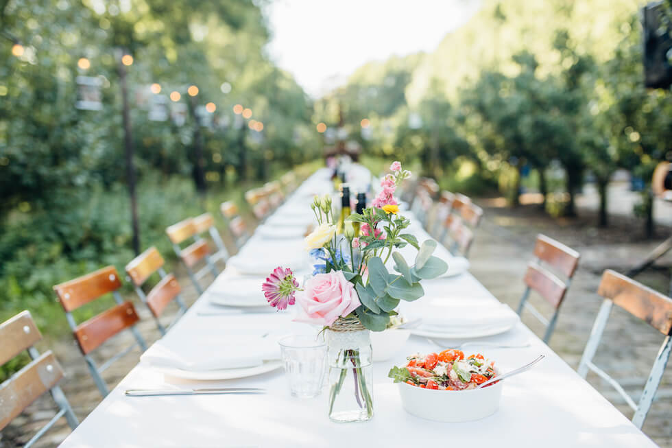 Fine Art Fotograaf Buiten Bruiloft boomgaard Olmenhorst Lisserbroek buitenbruiloft Amsterdam trouwen Noord Holland Zuid Holland Utrecht Brabant Lisse romantisch pastel pasteltinten lange tafels diner dineren in het gras styling outdoor wedding orchard 