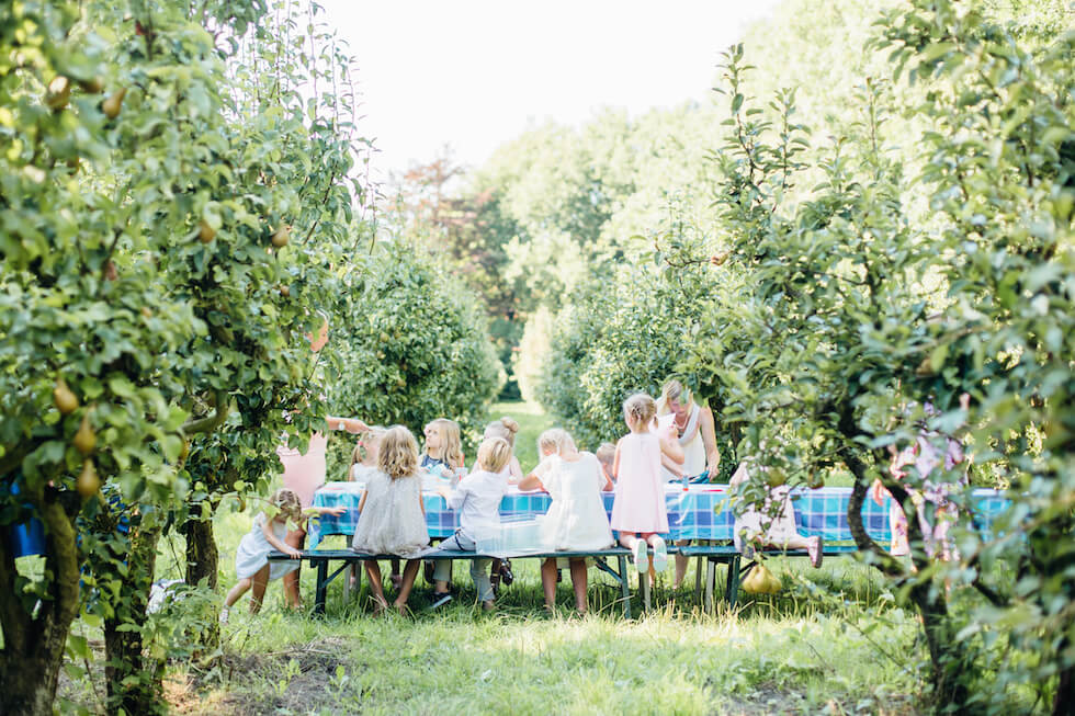 Fine Art Fotograaf Buiten Bruiloft boomgaard Olmenhorst Lisserbroek buitenbruiloft Amsterdam trouwen Noord Holland Zuid Holland Utrecht Brabant Lisse romantisch pastel pasteltinten lange tafels diner dineren in het gras styling outdoor wedding orchard 