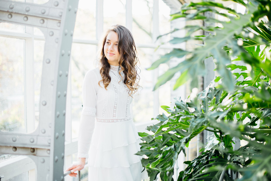 Fotograaf Amsterdam Fine Art Fotoshoot shoot Hortus Botanicus Amsterdam portret portrait photographer model dress jurk botanische tuin lichte romantische stijl photography