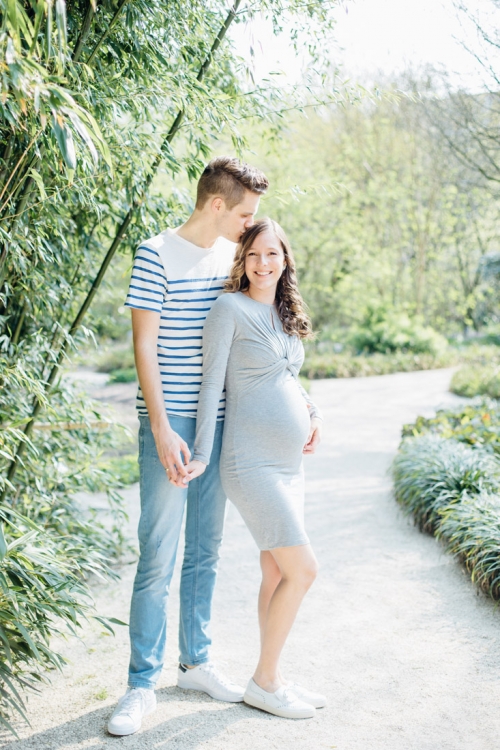 Zwangerschapsshoot in Amsterdam bij Hortus Botanicus fotograaf regio Amsterdam Haarlem Bloemendaal Zandvoort voor newbornshoots en zwangerschap in lichte pastel fine art stijl