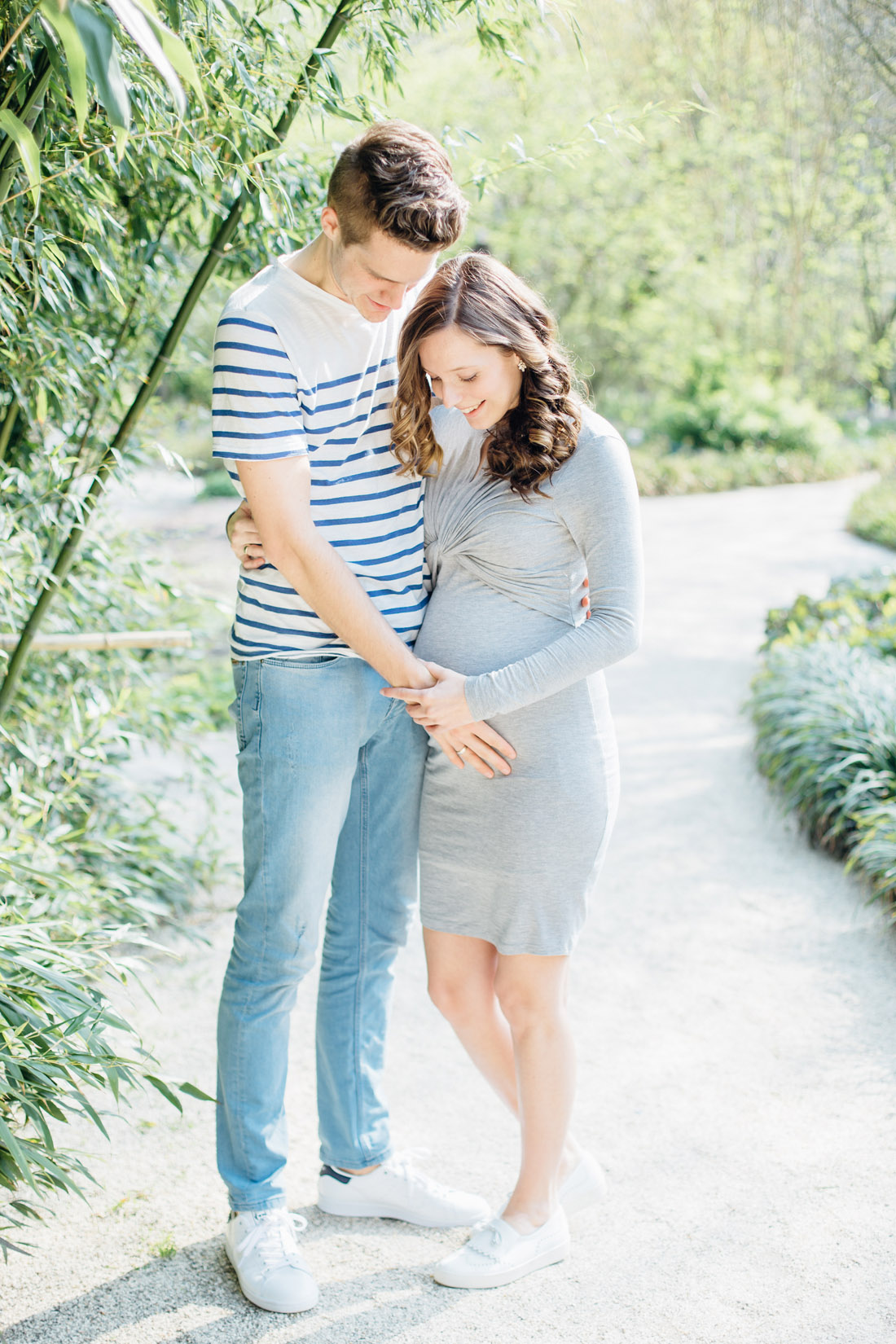 Zwangerschapsshoot in Amsterdam bij Hortus Botanicus fotograaf regio Amsterdam Haarlem Bloemendaal Zandvoort voor newbornshoots en zwangerschap in lichte pastel fine art stijl maternity photographer