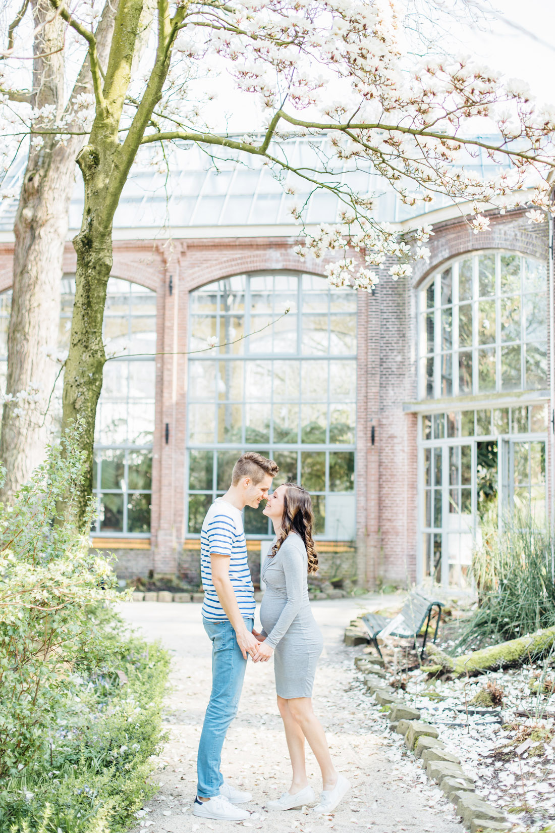 Zwangerschapsshoot in Amsterdam bij Hortus Botanicus fotograaf regio Amsterdam Haarlem Bloemendaal Zandvoort voor newbornshoots en zwangerschap in lichte pastel fine art stijl maternity photographer