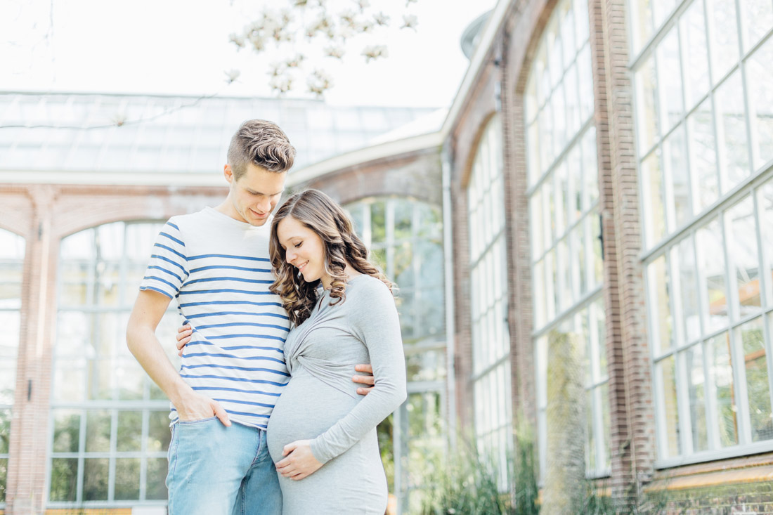 Fine art fotograaf zwanger shoot zwangerschapsshoot Hortus Botanicus botanische tuin Amsterdam Noord Holland Zuid Holland Utrecht licht romantisch jurk pregnancy maternity shoot Nederland Brabant Eindhoven Tilburg groen buiten licht fris 