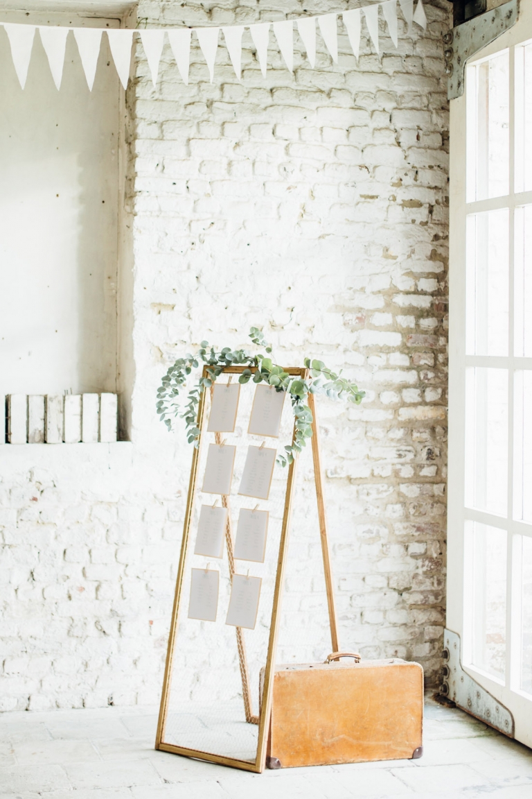 Fine art fotograaf en videograaf bruiloft huwelijk trouw trouwen in België Vlaanderen Wallonië Leuven Belgische Ardennen heuvels bergen bloesem Gent Brussel Tombeek plage tombeekplage hotel Chevallier weddingplanner bohemien bohemian Heerlijk en Hecht chateau Rembo Styling bruidsfotograaf huwelijksfotograaf wedding photographer and videographer tuin buitenbruiloft festival sfeer festivalbruiloft festivalwedding ontspannen relaxt styling bohemian vintage romantisch liefde trouwen verloofd pastel kleuren tint details lichte stijl foto's en film trouwfilm weddingclip en fotografie photographer photography and videography