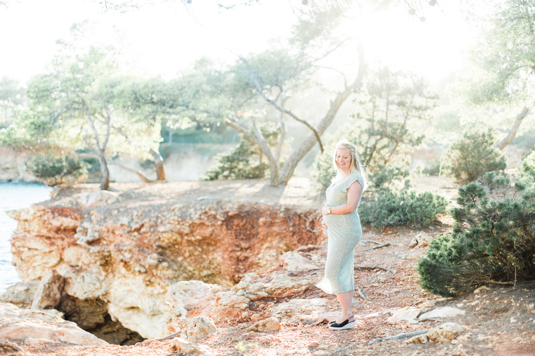 Maternity Pregnant Photoshoot shoot Fotoshoot Spain Ibiza fotograaf photographer zwangerschapsshoot strand rotsen Santa Eularia des Riu zonsondergang sunset Spanje Fine Art bruidsfotograaf