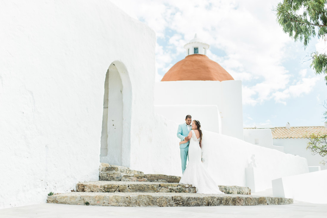 Fine art bruidsfotograaf bruiloft fotograaf wedding Ibiza Santa Eularia des Riu Spanje Wendy en Maurits fotograaf photographer wedding photographer strand huwelijk trouwen op Ibiza ceremonie op het strand Spain white church Puig de Missa beach club weddingplanner wedding planner trouwen in het buitenland romantisch pastel lichte fotografie en videografie videograaf weddingclip trouwfilm huwelijksfilm film bruiloft bruiloftfilm videographer team