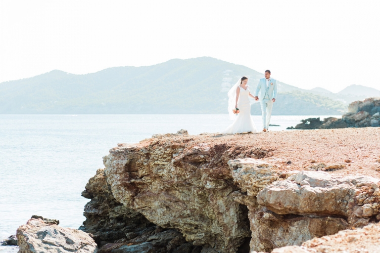 Fine art bruidsfotograaf bruiloft fotograaf wedding Ibiza Santa Eularia des Riu Spanje Wendy en Maurits fotograaf photographer wedding photographer strand huwelijk trouwen op Ibiza ceremonie op het strand Spain beach club weddingplanner wedding planner trouwen in het buitenland romantisch pastel lichte fotografie en videografie videograaf weddingclip trouwfilm huwelijksfilm film bruiloft bruiloftfilm videographer team