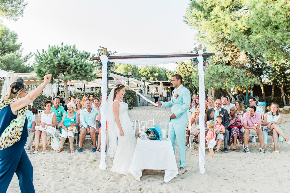 Fine art bruidsfotograaf bruiloft fotograaf wedding Ibiza Santa Eularia des Riu Spanje Wendy en Maurits fotograaf photographer wedding photographer strand huwelijk trouwen op Ibiza ceremonie op het strand Spain beach club weddingplanner wedding planner trouwen in het buitenland romantisch pastel lichte fotografie en videografie videograaf weddingclip trouwfilm huwelijksfilm film bruiloft bruiloftfilm videographer team