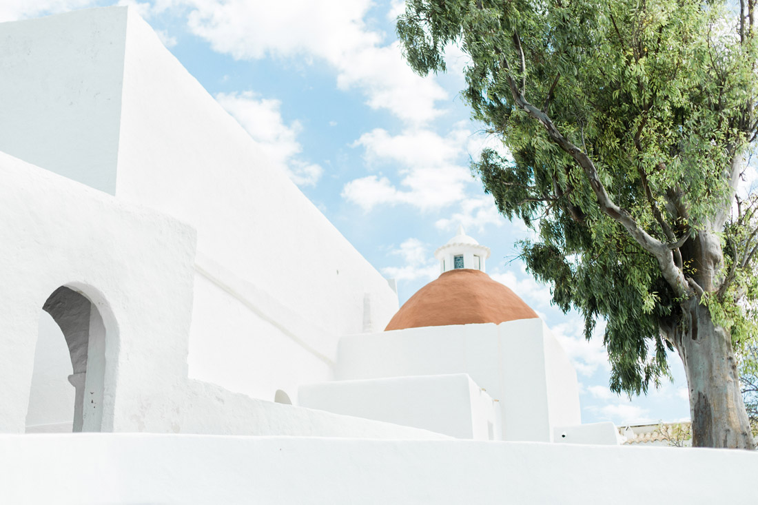 Fine art bruidsfotograaf bruiloft fotograaf wedding Ibiza white church Puig de Missa Santa Eularia des Riu Spanje Wendy en Maurits fotograaf photographer wedding photographer strand huwelijk trouwen op Ibiza ceremonie op het strand Spain beach club weddingplanner wedding planner trouwen in het buitenland romantisch pastel lichte fotografie en videografie videograaf weddingclip trouwfilm huwelijksfilm film bruiloft bruiloftfilm videographer team