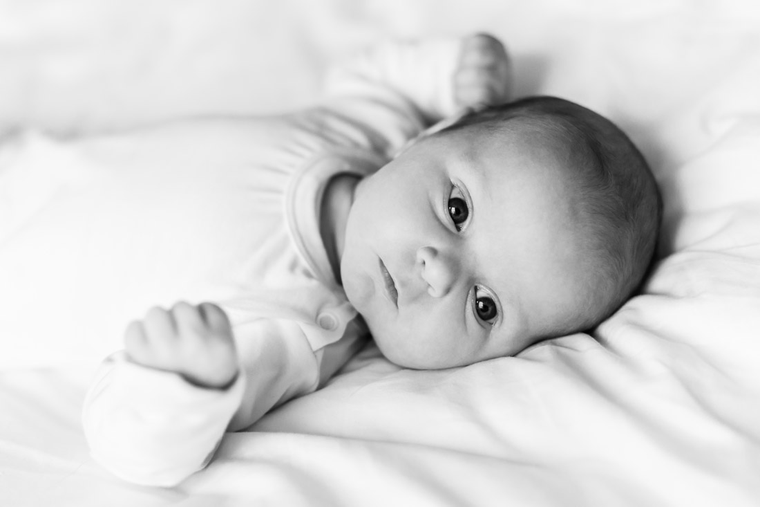 Fine Art fotograaf newbornshoot lifestyle thuis licht newborn baby fotoshoot fotoreportage Brabant Eindhoven Tilburg Den Bosch babykamer details bed Eersel Hoogeloon Vessem Moergestel Hapert Bladel Reusel Vlaanderen België