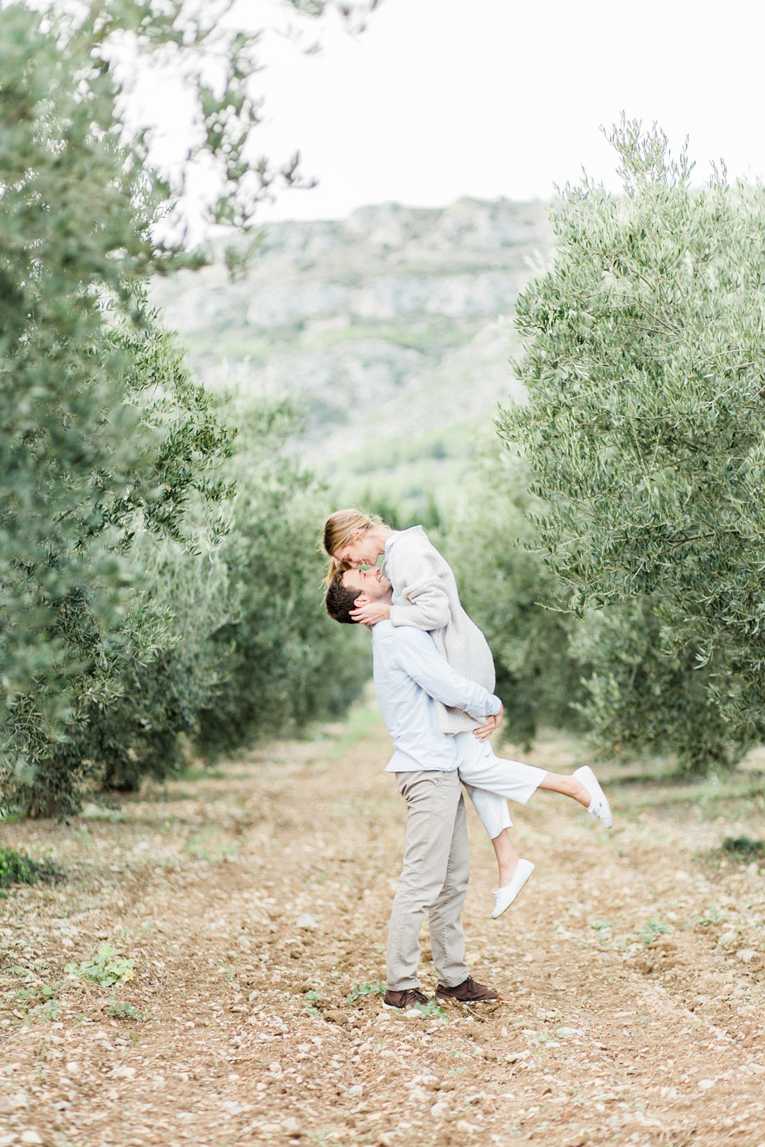 Fine Art wedding photographer photography Catalunya Spain Spanje Fotografo Espanha Catalonie Costa Brava fotografia l'Estartit Torroella de Montgri bruiloft bruidsfotograaf fotograaf strand olijfbomen olive trees olijfgaard boomgaard fotoshoot loveshoot engagement shoot esession engaged verloofd trouwen in Spanje op het strand zonsondergang beach wedding shoot photo shoot na praia Nederlandse fotograaf in Spanje