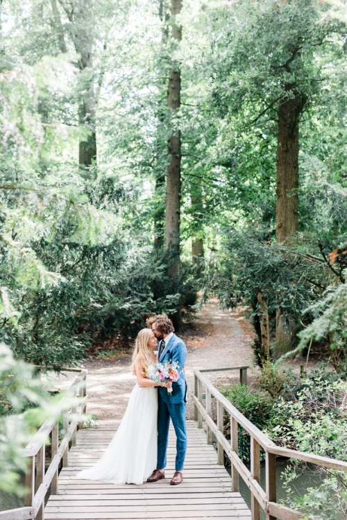 Fine art bruidsfotograaf bruiloft bruidspaar fotografie en videografie fotograaf en videograaf Kasteel Duurstede Wijk Bij Duurstede chateau wedding modern bohemian style lichte stijl pastel huwelijk trouwen verloofd photographer and videographer avontuurlijk spontaan