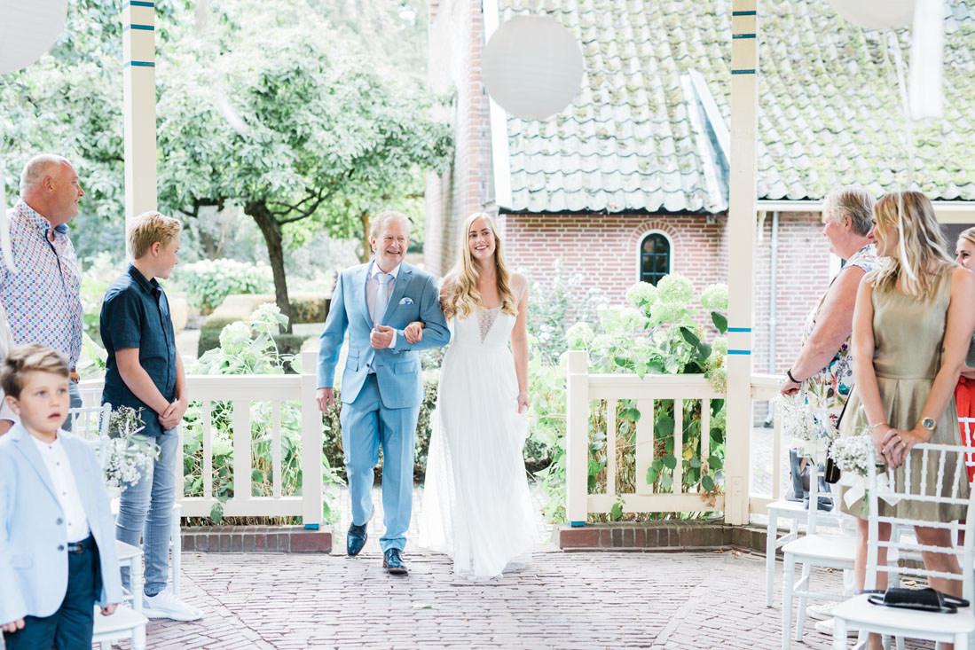 Fine art bruidsfotograaf bruiloft bruidspaar fotografie en videografie fotograaf en videograaf Kasteel Duurstede Wijk Bij Duurstede chateau wedding modern bohemian style lichte stijl pastel huwelijk trouwen verloofd photographer and videographer avontuurlijk spontaan